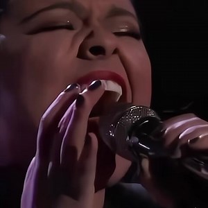 Sia cantando Titanium en vivo y tratando de no opacar a la concursante para que pueda brillar es hermoso ❤️ | Sia News Mx