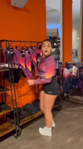 NJ-Gymnastics Workshops,Akrobatik,Kinderturnen,Elternkindturnen on Instagram: "✨🎄 endlich eingetroffen: Unser neuer NJ-Turnanzug 2026! 🎄✨ Pünktlich zur Weihnachtszeit ist unser neuer NJ-Turnanzug 2026 bei uns angekommen – und wir sind ganz verliebt! 😍🤸‍♀️ Mit einem liebevollen, besonderen Design ist er ein echtes Highlight auf der Turnfläche und das perfekte Geschenk unter dem Weihnachtsbaum. 🎁✨ Ab heute ab 15 Uhr könnt ihr vorbeikommen und euch euren Turnanzug sichern. ⚠️ Die Stückzahl ist