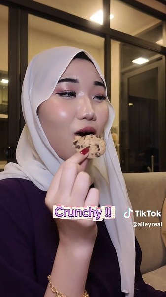 Tahun ni open house level up bila ada NEW ChipsMore! Almond Crunch di meja raya 😋 Tetamu datang je, terus boleh layan biskut chocolatey, nutty & crunchy ni. Hidang NEW ChipsMore! Almond Crunch – confirm tetamu suka! @therealcookieguy #Chipsmore #Cookies #Cookieguy
