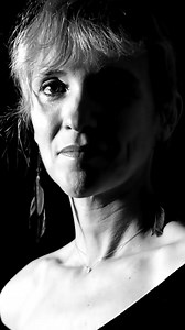 La mélancolie selon Christian Bobin ✨« Vous savez ce que c’est la mélancolie ? Vous avez déjà vu une éclipse ? Et bien c’est ça. La lune qui se glisse devant le cœur et le cœur qui ne donne plus sa lumière. La nuit en plein jour. La mélancolie, c’est doux et noir » ✨Texte ✨: #christianbobinMusique 🎵 : @olivierrabat_composer #citation #poesie #mots #bobin #comedienne #for #melancolie #coeur #repost #laurenceporteil | Laurence Porteil