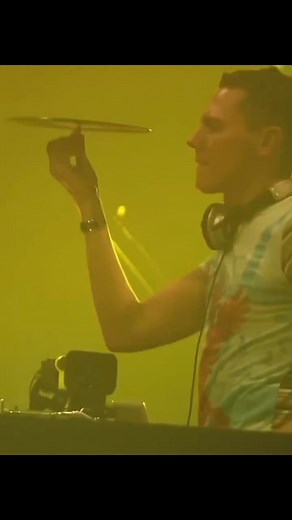 204K views · 7.9K reactions | In 2003, Tiësto made history as the first DJ to perform a full stadium concert with 25,000 people, a vinyl trance set, and a moment that changed electronic music forever  Now the rumors are rising: Tiësto might be returning to trance. His Instagram is wiped, the new logo feels like the early 2000s… and on Friday the countdown hits zero. Let’s see what’s coming  | EDM Lab | Facebook