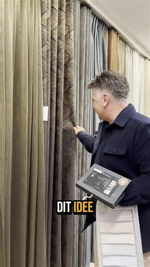 𝐕𝐨𝐨𝐫 𝐰𝐢𝐞 𝐧𝐞𝐭 𝐢𝐞𝐭𝐬 𝐦𝐞𝐞𝐫 𝐰𝐢𝐥. 🤎 Eerder liet Dennis al opties in basisgordijnen zien. Tijdloos, rustig en makkelijk te combineren. Maar wil je net iets meer uitstraling? Dan kun je ook kiezen voor gordijnen met een effect of patroon in de stof. Daarmee geef je je interieur direct een chique look, zonder dat het te druk wordt. . . #vandermeer #gordijnen #raamdecoratie #waveplooi #interieur #woninginrichting #wooninspiratie #interieuradvies #gordijninspiratie #stoffering #binnen