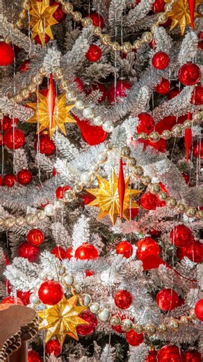 Leben Riebe on Instagram: "My Winter Wonderland Christmas Tree in all its glistening glory! When I was a child, my grandfather decorated a flocked tree with all red ornaments, and I thought it was the most magical thing I had ever seen. Well this is my version! This one brought back a lot of memories and I had a lot of fun in the process. #vintageholiday #vintagechristmas #vintagetree #retrochristmas #traditionalchristmas #antiquechristmas #vintageornaments #christmasdecor #shinybrite #nostalgic