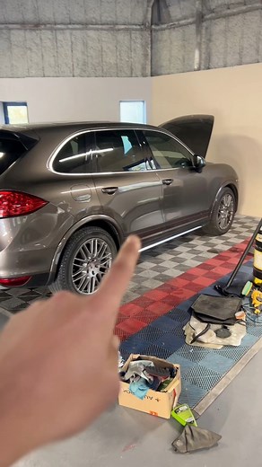 Tuto comment changer une batterie hs de voiture sur un Porsche Cayenne S 3.0 de 2012 #voiture #tuto #porsche | Aidons nous