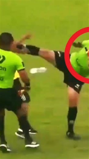 forumwasitindonesia on Instagram: "Inilah momen luar biasa ketika seorang wasit menjatuhkan anggota staf pelatih tim yang kalah dengan tendangan karate ke wajah saat pertandingan liga Peru. Situasi kemudian memburuk ketika wasit dan para asistennya dikelilingi oleh para pemain yang marah dan ingin membalas dendam. Drama tersebut terjadi pada menit ke-82 pertandingan Copa Peru antara Sport Huaquilla melawan Magdalena CEDEC di Ancash, sebelah utara ibu kota Peru, Lima. 📢 Apakah seorang was