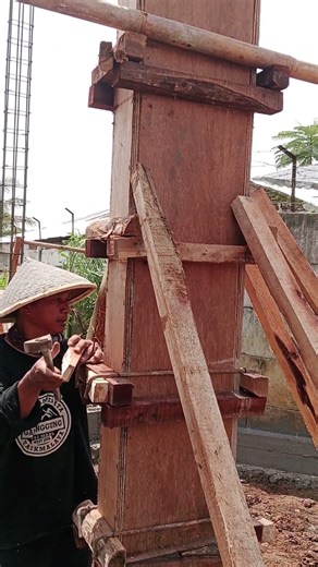 work of making single column formwork.