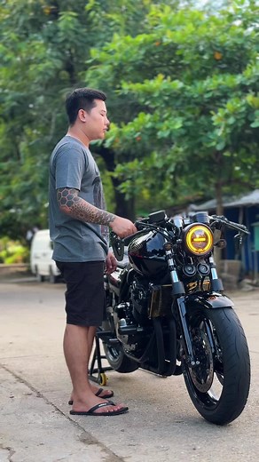 Exploring the Honda CB400 Super Four Cafe Racer