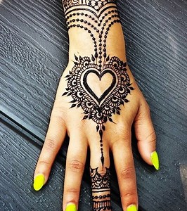11 Best And Simple Heart Henna Designs To Try In 2025