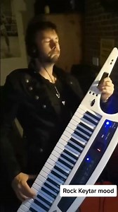 When You Play a Rock Guitar Solo… on a Keytar 🤯🎸🎹