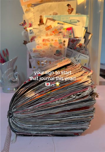 This is your sign to start a journal this new year 🌟🌟🌟 one of my fav ways to collect my memories through the year as a sentimental girlyyyy💌 #junkjournal #journal #journaling #memories #scrapbook