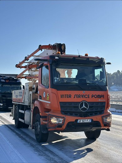 Le Ko sur l’autoroute A8 aujourd’hui, un peu de neige et rien ne va plus .. sur accident des poids lourds circulation coupée.. #vinci #autoroutea8 #pourtoiii #ko #neige