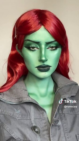 Exploring Poison Ivy Cosplay in the Harley Quinn Series