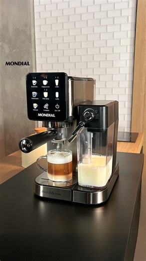 Com as Cafeteiras da Mondial, seu cafezinho diário vira uma verdadeira experiência! ☕🤎 A Cafeteira Espresso Dolce Latte, a mais nova integrante da linha, eleva o preparo de lattes, cappuccinos e muito mais a outro nível de sabor e intensidade, tudo com apenas um toque. Quer uma dessas na sua casa? Comente aqui embaixo e marque aquele amigo que também ia amar ter uma Cafeteira Mondial. Leve a sua para casa agora mesmo clicando no link https://linktr.ee/compreaquimondial 👉🛒 #MondialBR #Cafeteir