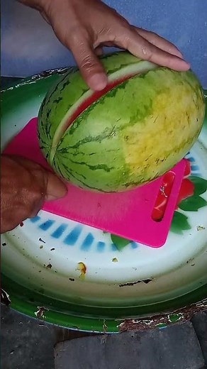 TUTORIAL CARA MEMOTONG SEMANGKA MENJADI DUA #buahpotong #buahbuahansegar