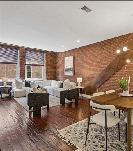 📍Old City 2 Bed 🛏️ 1.5 Bath 🛁 Heart of Old City ♥️ 1,028 Sq Ft 📐 Current Asking Price: $350k 💰 More Info? ℹ️ DM: 📲 Stas_Szczurek Email: 📧 Stas@Kanofskygroup.com #fypシ #oldcity #philly #phillytiktok #loft