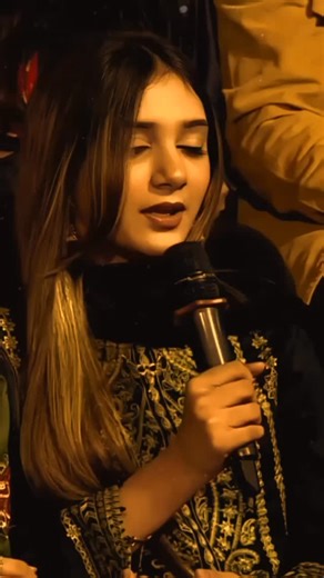 indianhumours | praveen kumar on Instagram: "ПОДПИШИСЬ, ЧТОБЫ УЗНАТЬ БОЛЬШЕ √ . . .** **Япония использует пьезоэлектрические плитки, которые превращают шаги людей в электричество.** Эти плитки улавливают кинетическую энергию, создаваемую твоими шагами. Когда ты идёшь, твой вес и движения оказывают давление на плитку. Плитка слегка изгибается, создавая механическое напряжение. Внутренний пьезоэлектрический материал плитки преобразует это напряжение в электрическую энергию. Каждый шаг производит н