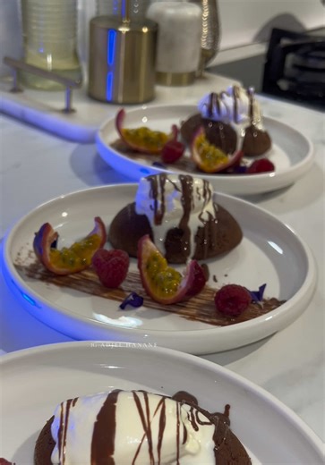 COULANT AU CHOCOLAT / MI CUIT 🍫 • Tout d’abord préchauffer 🔥 votre four à 220 degrés. • Dans le bol mettre 200 gr de chocolat noir, puis haché 9 secondes | Vitesse 9 • Ajoutez 10 cl d’huile, puis faire fondre 3 minutes | 50* degrés | Vitesse 2 • ajoutez les 4 œufs entiers, 130 gr de sucre en poudre et 120 gr de farine , puis mixer 16 secondes | vitesse 3 • Enfournez à 220 degrés entre 8 et 10 min. #recette #tiktokfood #ramadan #dessert #thermomix