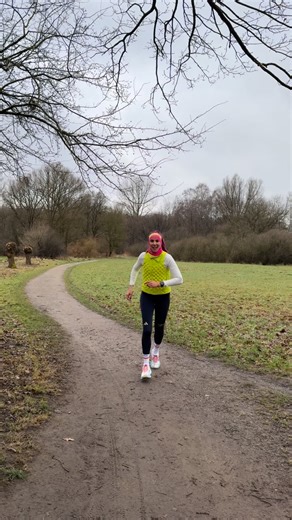 Annette | Laufcoach | Ausdauertraining | Marathon & Halbmarathon on Instagram: "Hallo, ich bin Annette – und ich habe vergessen, mich für den Silvesterlauf anzumelden. Ja. Wirklich. 😅 Ich saß gestern vor meinem E-Mail-Postfach und wollte nur kurz meine Anmeldebestätigung raussuchen. 2017? Da. 2018? Da. 2019, 2022, 2023, 2024? Alle da. Aber 2025? Nichts. Also nächster Schritt: Kontoauszüge checken. Keine Abbuchung. Keine Startgebühr. Kein Platz. Und damit die ziemlich klare Erkenntnis: Ich habe