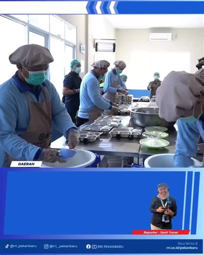 Rri Pekanbaru on Instagram: "Tepat satu tahun berjalannya program Makan Bergizi Gratis (MBG), Polda Riau terus mengakselerasi pembangunan infrastruktur pendukung demi mewujudkan Generasi Emas 2045. Kapolda Riau Irjen Pol Herry Heryawan mengungkapkan bahwa saat ini 15 unit Satuan Pelayanan Pemenuhan Gizi (SPPG) telah beroperasi penuh, dengan target total 18 unit dapur yang akan melayani kebutuhan gizi lebih dari 67 ribu murid di Bumi Lancang Kuning. Klik rri.co.id dan pilih daerah Pekanbaru untuk