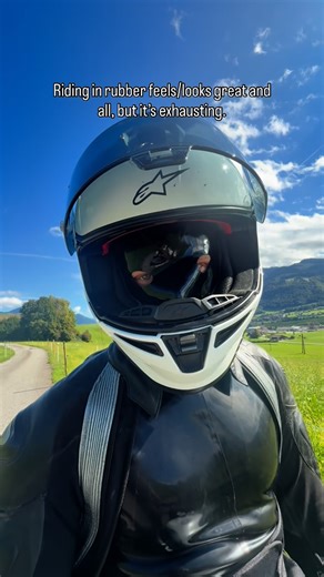 @rubberscotty on Instagram: "Riding in rubber feels great and looks great, but omg it’s exhausting. Is it worth it? #gayrubber #gaybiker #rubberbiker #dainesetage"