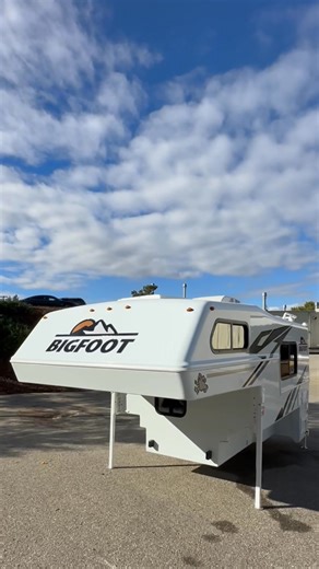 Today’s featured #camper is a 2025 Bigfoot 9.5FS; a hard-side, non-slide, wet bath #truckcamper. What do you think of this non-slide #camper? Check out more specifications and capacities in the TCM Buyers Guide: https://www.truckcampermagazine.com/buyers-guide/hard-side/bigfoot-camper-buyers-guide/ | Truck Camper Magazine