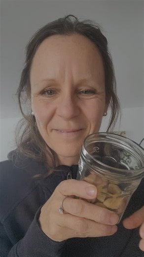 La noix du Brésil est l’une des meilleures sources alimentaires de sélénium. Le sélénium joue un rôle important dans : • l’équilibre hormonal (chez les femmes comme chez les hommes) • la santé du foie • le système immunitaire • la santé des cheveux et de la peau • la fonction mitochondriale (production d’énergie) 💡 Mais ici, plus n’est pas mieux. Le sélénium est un oligo-élément puissant, et en excès, il peut devenir irritant pour le corps. 👉 1 à 2 noix du Brésil par jour suffisent largement. 