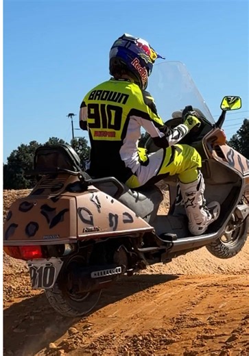 Testing the Helix Scooter at SX: Day 1 Challenges