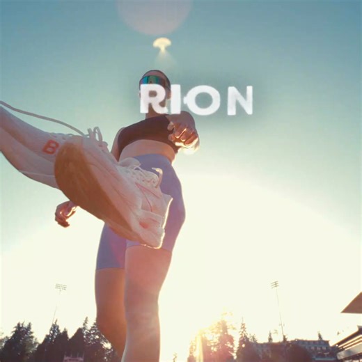 選擇 HYPERION MAX 2，體驗前所未有的輕盈與穩定！🎯 這雙專為速度訓練設計的跑鞋，結合了 SpeedVault 推進板 與氮氣注入的 DNA FLASH v2 中底，不僅提供強大的推進力，還讓你的每一步都充滿動能。無論是短距離衝刺還是長距離訓練，HYPERION MAX 2 都能助你輕鬆掌控全場。 💡 為什麼選擇 HYPERION MAX 2？ 🌬️ 輕量網布鞋面：提供穩定支撐與全天候的透氣感。 🚀 強勁推進：SpeedVault 推進板，助你快速起步。 🌈 動能回饋：DNA FLASH v2 中底，讓跑步更輕鬆。 HYPERION MAX 2，不只是跑鞋，它是你速度的秘密武器！⚡ 現在就穿上，迎接你的最佳表現！ #BROOKS #LetsRunThere #HYPERIONMAX2 #掌控速度 | Brooks Running