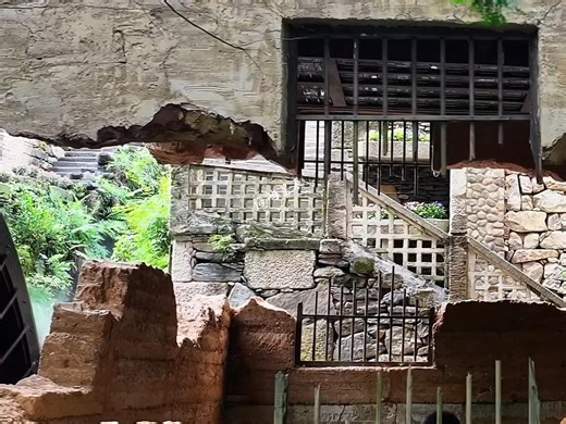 国内最神奇的房子，整个房子分成两节，房顶在空中没有任何支撑，真的太神奇了#奇闻异事 #悬浮土屋 #内容启发搜索