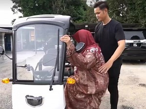 295K views · 10K reactions | Influensey kato org Nismilan hebat Mak Jenny skrg yo, seb baik tak terlanggo angsa tu haa  | Sambal Omak Jenny | Facebook