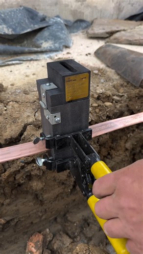 42K views · 330 reactions | La soldadura Cadweld (exotérmica) permite uniones moleculares permanentes para sistemas de puesta a tierra, y la opción "a distancia" se refiere a sistemas de ignición electrónica que, usando Bluetooth y un iniciador seguro, | Academiadii | Facebook