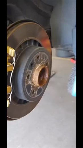 250K views · 1K reactions | My mobile mechanic shows you the best and fastest way to clean the mating surface of your rotor and rim. #lowellma #carcaretips #brakereplacement | My Mobile Mechanic / Auto Repair & Brake Replacement. | Facebook
