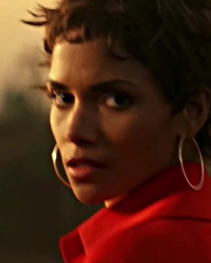 halle berry in “swordfish” #halleberry #viral #fyp #foryou #foryoupage #halleberryhalleberry #Swordfish #halleberry90s #halleberrystyle #90shalle #90swomen #halleberryedit #theflintstones