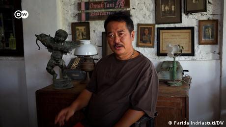 Indonesian gay Christian embraces Java Muslims