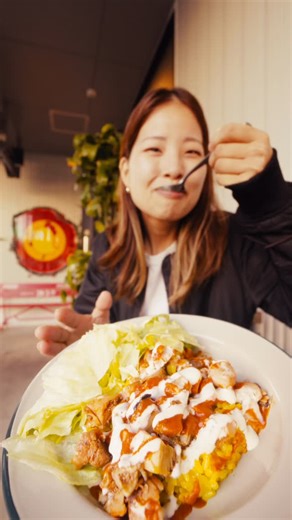 ペリペリチキン沖縄3店舗｜直火焼きチキン｜チキンオーバーライス on Instagram: "いま、あなたの席に向かってます。🍗 直火で焼かれたパリッとチキン、 スパイス香るライス、 仕上げはクセになるペリペリソース🌶️ 沖縄で進化したNYの定番飯をぜひ✨ ペリペリチキン3店舗 （ライカム店／うるま店／石川店） ・営業時間：11:00〜20:00🕰（定休：毎月第1水曜） ・駐車場あり ・テイクアウト・電話注文OK📞 ・Uber Eats対応 ・大量注文歓迎🍗／イベント出店・通販・グッズ販売中！"