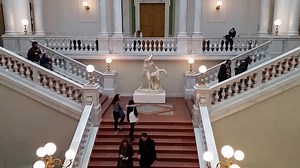 9.5K views · 304 reactions | Wann seid ihr das letzte Mal diese Treppe hoch- oder runtergelaufen? | UNIVERSITÄT LEIPZIG | Facebook