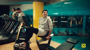 Cum poți fi liber să-ți iei ce vrei, când vrei? Hai să vezi cum facem: îți iei card de cumpărături de la Raiffeisen și te bucuri de ce-ți place. E ușor când ai cu cine. #RaiffeisenBank #MakeItHappen | Raiffeisen Bank