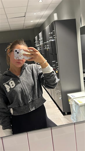 Daria Mazepova on Instagram: "Fine allenamento… io decido di torturarmi con 20 kili 🎂"