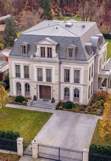 Baugrundstück mit Potenzial 🤩 Das großzügige Grundstück im Achimer Ortsteil Bierden umfasst insgesamt 5.003 m² und vereint eine seltene Grundstücksgröße mit hervorragender Entwicklungsperspektive. Die Lage entlang der Bremer Straße, innerhalb der Bodenrichtwertzone „ACH-Uphuser Heerstraße-Süd“, ist geprägt von einer gemischten Bebauungsstruktur mit überwiegend Ein- und Zweifamilienhäusern. Das Areal liegt in einer ruhigen Wohngegend, profitiert jedoch gleichzeitig von einer sehr guten Anbindung