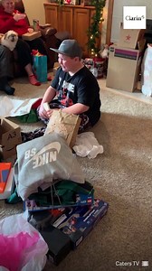 3M views · 58K reactions | UN NIÑO SE LLEVA EL REGALO PERFECTO DE NAVIDAD Leah Kiphart de Ohio, Estados Unidos, sorprende a su sobrino al querer adoptarlo de una manera conmovedora. El niño se fue acercando a sus primos y tíos en los últimos años porque la vida con sus padres biológicos siempre ha sido muy "complicada y poco deseada", según su tía. | Clarín | Facebook