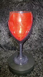 Glitter Wine Glass With 2 Colors #Glittercup #redbottoms #diy #epoxy #craft | Brance So Craftee