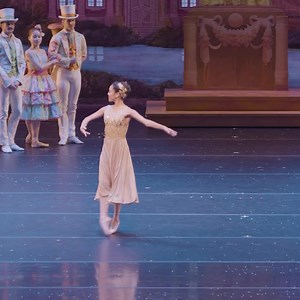 From the studio ➡️ to the stage ✨ Jeraldine Mendoza rehearsing ‘Golden Statue’ for Christopher Wheeldon’s ‘The Nutcracker’. ‘The Nutcracker’ runs December 3-27 at Lyric Opera of Chicago. Tickets available through the link below! joffrey.org/nutcracker | The Joffrey Ballet