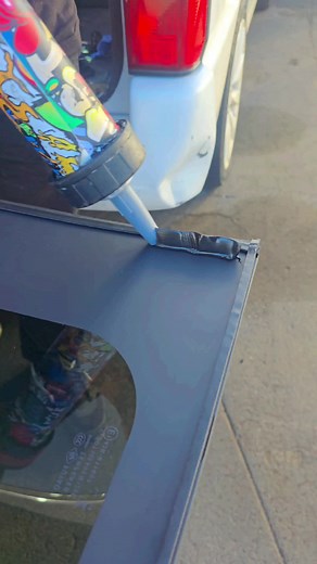 This is how the new glass is placed on the body. #autoglass#autoglassreplacement #auckland #aucklandnz #newzealand #vanlife #travel #autorepair #carguy #warranty #noleaking #nz #fyp