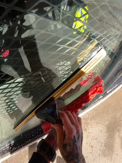 Fanning VS Straight Pulls | Window Cleaning Techniques #windowcleaning #windowwashing #cleaningwindows #oddlysatisfying #satisfying