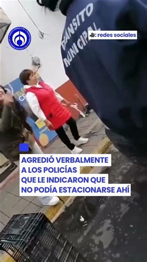 "Lady doble fila" Una mujer se enojó tras ser infraccionada por estacionarse en doble fila debido