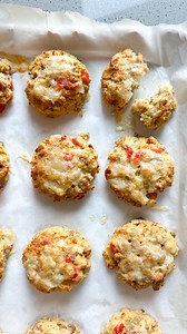 the highly requested high protein breakfast biscuits are here & I will tell you… they’re worth the hype 👏 these biscuits are SO easy to make — the recipe makes 12 biscuits which you bake in the oven & then can store in the refrigerator and just reheat when you’re ready! I’ve found 2-3 mins in the airfryer is perfect for reheating, but a microwave or oven works too!! 🫶 here’s everything you need: • 1 tbsp avocado or olive oil • 1 small yellow onion, diced • 1 red bell pepper, diced • 16oz groun