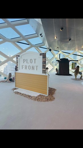 PRADAでこんな衝撃を受けるとは思わなかった。 LIZZIE FITCH / RYAN TRECARTIN: IT WAIVES BACK な展覧会 キモカワの人物の表情に釘付け。見る角度によっていく通りにも表情が変わる #prada #pradaaoyama #lizziefitch #ryantrecartin #comtemporaryart #現代アート #怖い