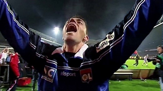 4 Mai 2002 : l'Olympique Lyonnais - OL remporte son tout premier titre de champion de France en s'imposant face au RC Lens lors de l'ultime journée du championnat ! Séquence émotion avec les acteurs de ce premier acte et début d'une longue série. | CANAL