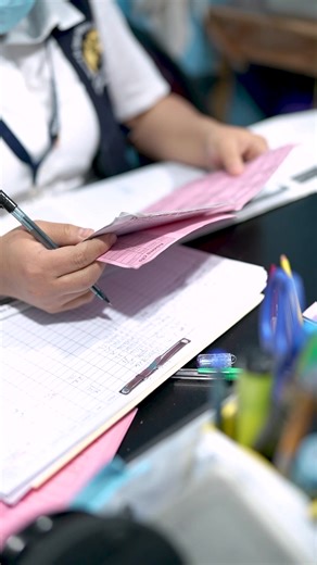 💉 Mantener el esquema de vacunación completo es una de las formas más efectivas de cuidar la salud de todas y todos. En la red nacional de servicios de salud contamos con vacunas disponibles contra el sarampión, para proteger a niñas, niños, adolescentes y personas adultas que lo necesiten. 👨‍👩‍👧‍👦 La vacuna SPR y SR ayudan a prevenir el sarampión y a reducir riesgos en la comunidad. Acude a tu puesto o centro de salud más cercano. 🏥 🔗 Infórmate únicamente en canales oficiales: - tusalud.
