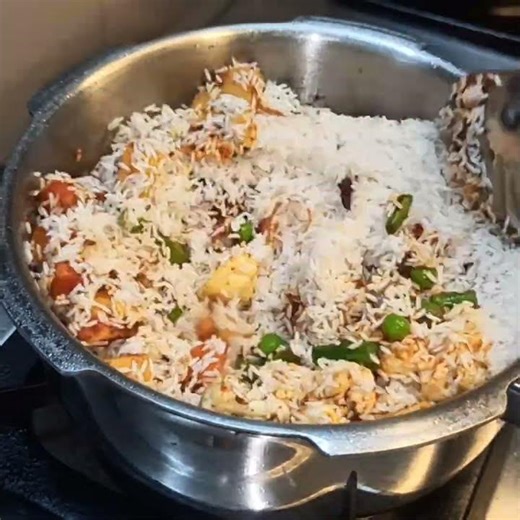 सुप्रसिद्ध व्हेज पुलाव रेसिपी - झणझणीत, स्वादिष्ट आणि पौष्टिक!Veg Pulav Easy, Quick, and Delicious!
